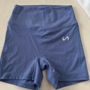 Worn only ones, wrong size when purchased.